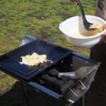 【画像】アウトドアで「もんじゃ焼き」ってマジかっ！　やってみたら目から鱗のそのお味やいかに 〜 画像1