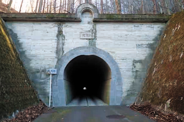 旧道の笹子隧道