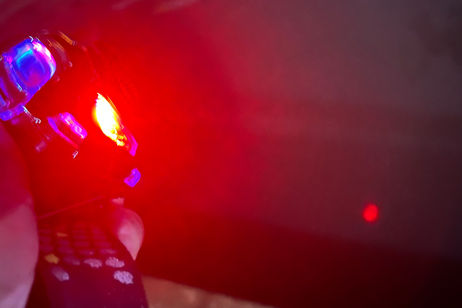 魚が逃げないってホント？　夜釣りやアウトドアで「赤いライト」がおすすめの理由とは