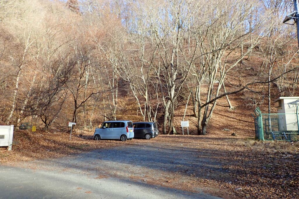 笹子雁ヶ腹摺山の登山口駐車場