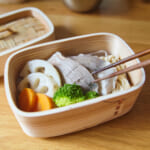 【画像】そもそもキャンプで蒸し料理する発想がなかった!?　「メスティン」と「竹せいろ」のハイブリッド形態クッカーがキャンプ飯に革命を起こす 〜 画像1