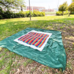 【画像】キャンプの万能アイテム!?　夏でも冬でも大活躍の銀マットの使い方とは 〜 画像1