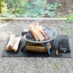 【画像】耐熱温度は550℃を誇る！　焚き火デビューにオススメの「焚き火シート エントリーモデル」が新発売 〜 画像1
