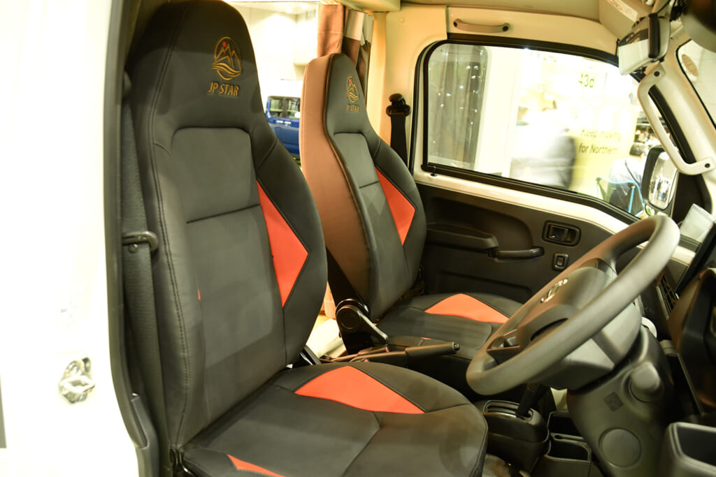 JP STAR専用の運転席と助手席