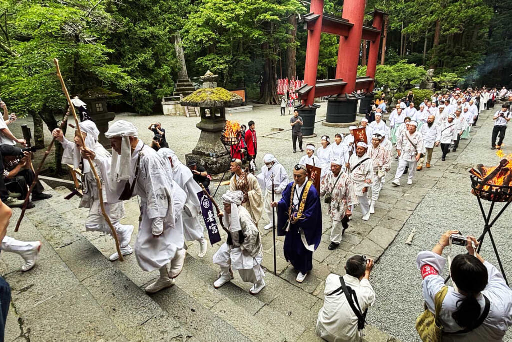 富士山開山前夜祭のパレード