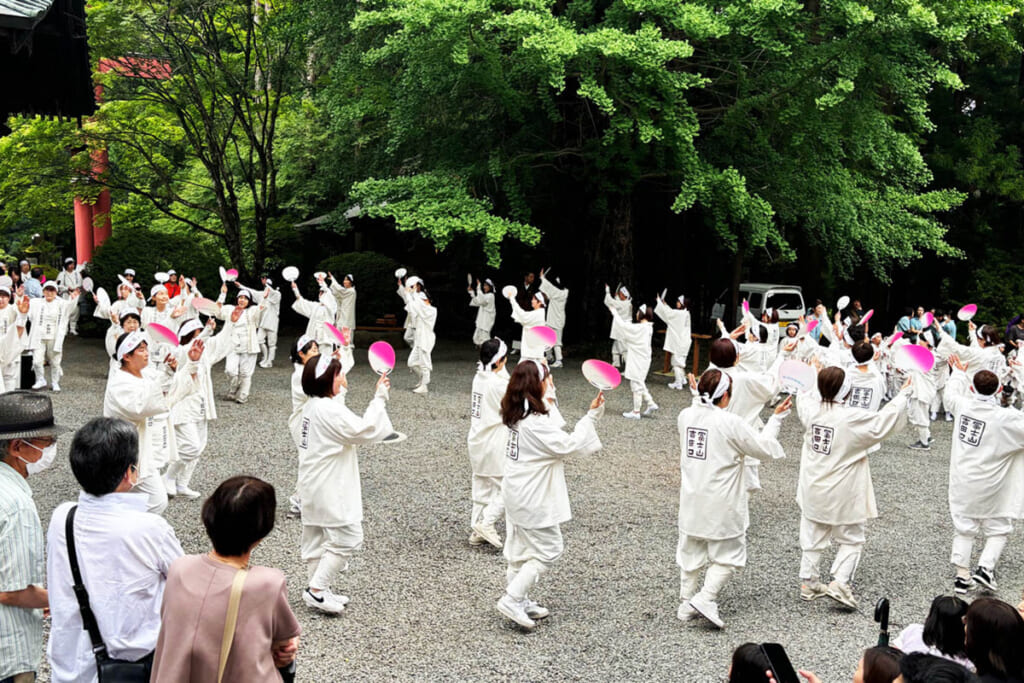 富士山開山前夜祭の婦人会踊り