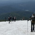 【画像】初めて登る月山に期待が膨らむ！　ご褒美は「月山のゼブラ模様」残雪のなか一歩一歩進む月山登山ルポ 〜 画像1