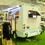 【画像】バンクべッド採用で4人就寝を実現！　ハイゼットトラックベースの軽キャンパーが移動できる別荘になる 〜 画像1