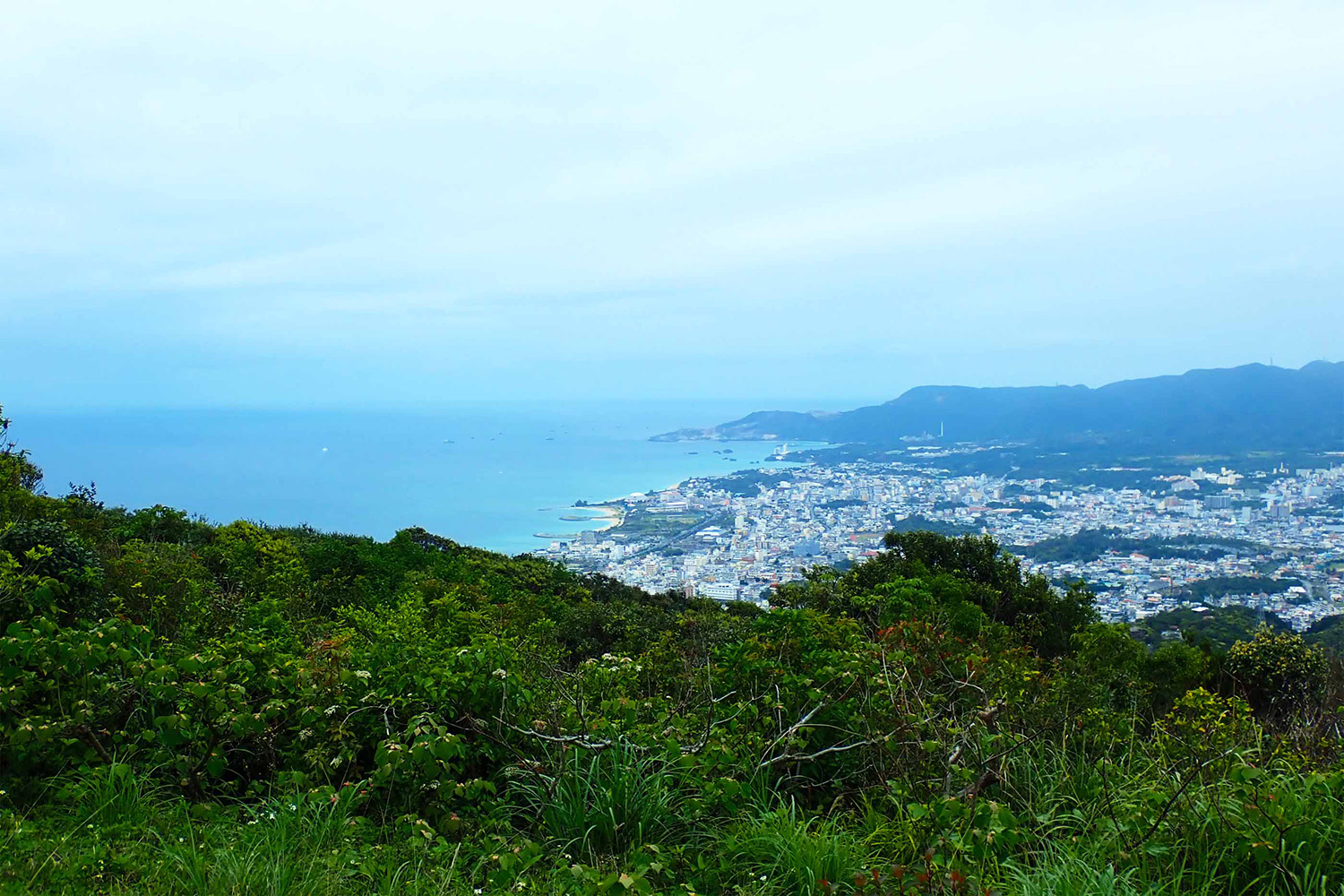あえてハズしの沖縄の南海の島登山！　ロングトレッキングのご褒美は山頂から眺めるエメグリの海