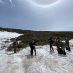 【画像】燃える新緑と輝く残雪とのコントラスト！　山肌を彩る「ゼブラ模様」を求めた月山登山、極め付きは日暈との遭遇 〜 画像1
