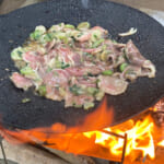 【画像】キャンプ飯調理の「必須No.1アイテム」焼く、炒める、煮る、揚げる万能調理器「マルチグリドル」で肉を喰らう 〜 画像1