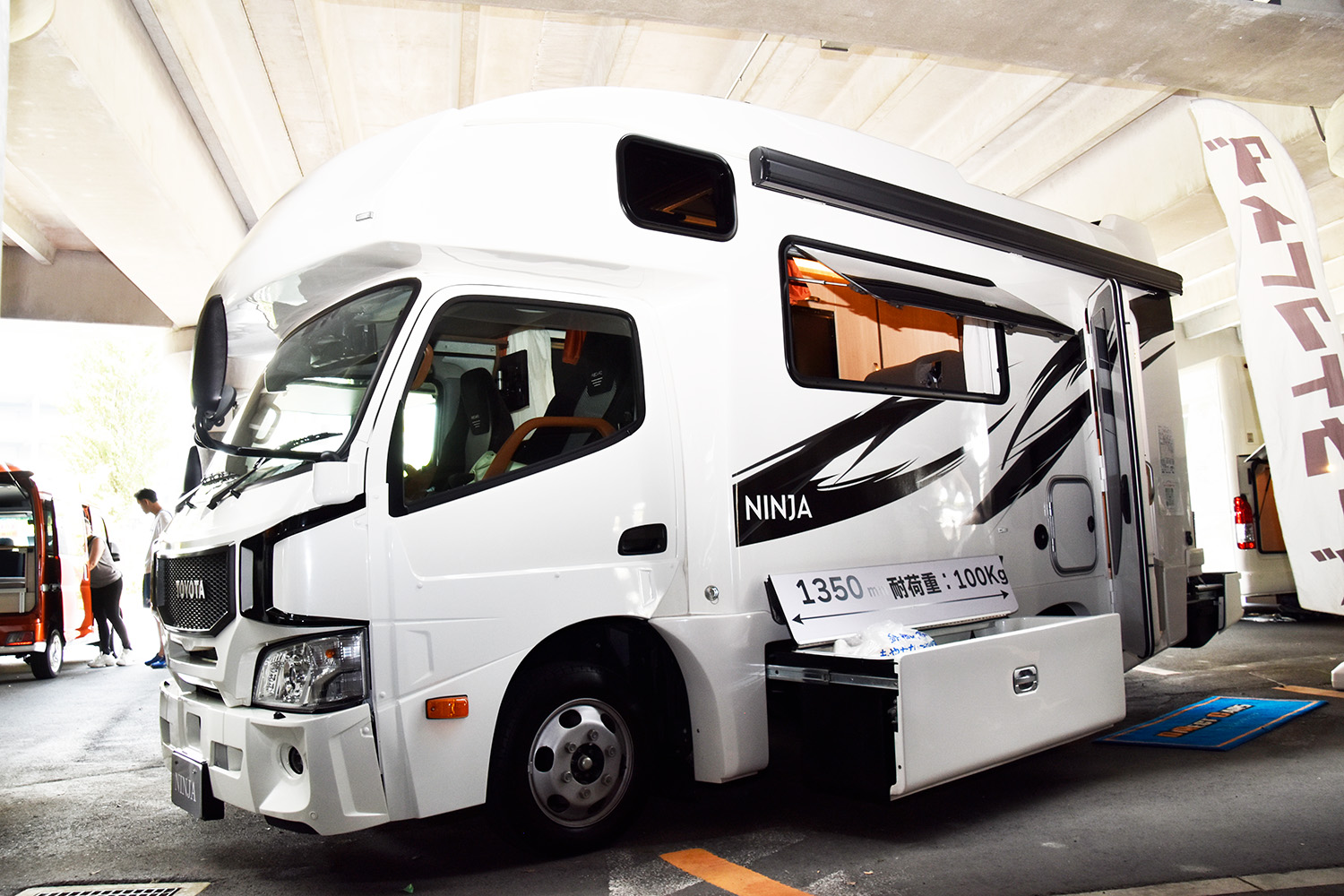 もはや移動できるラウンジ!? ダイレクトカーズのカムロードベース