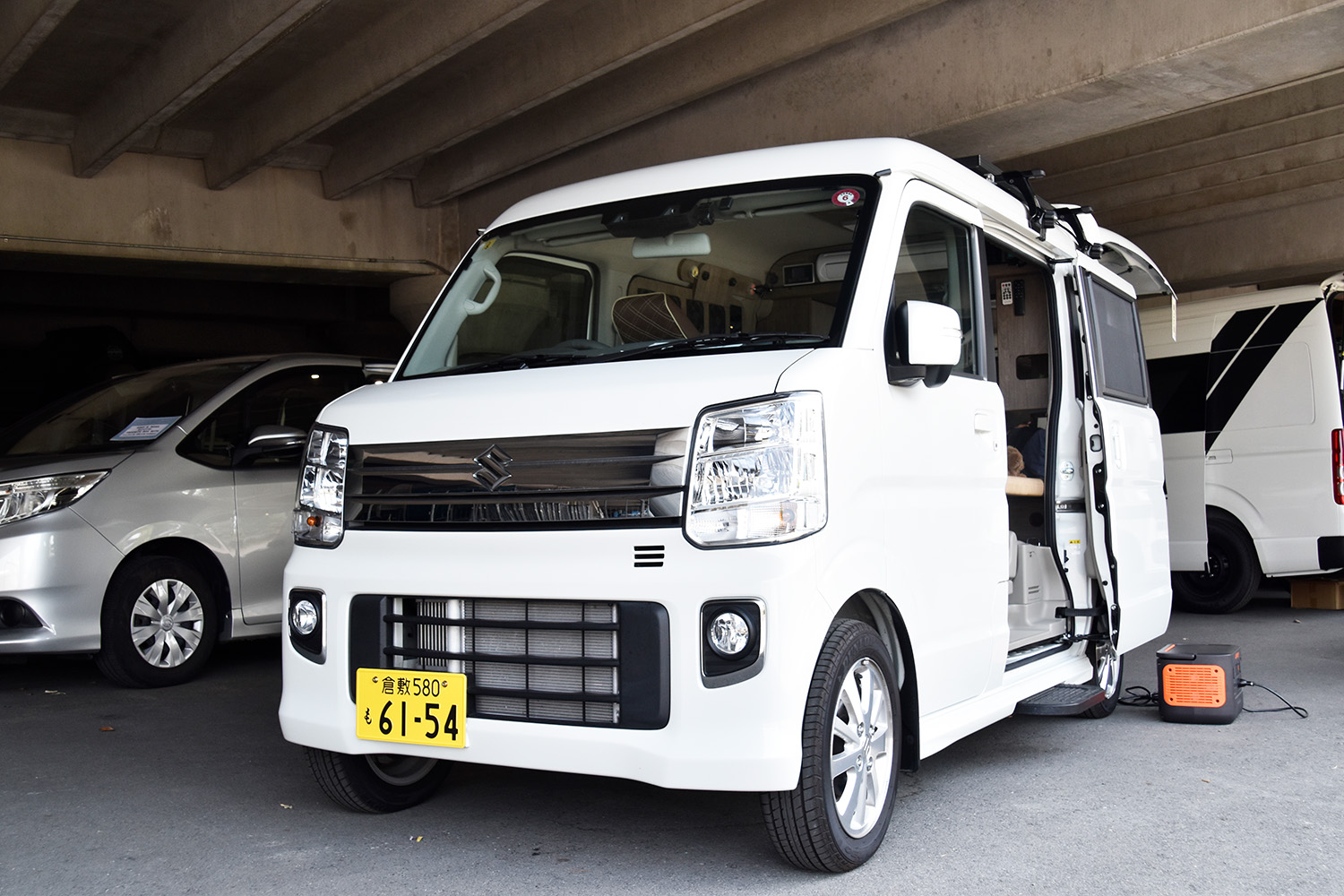 スイング機能付きの12Vクーラーを搭載！　一晩中快適に過ごせるエブリイワゴンベースのキャンピングカーの実力とは
