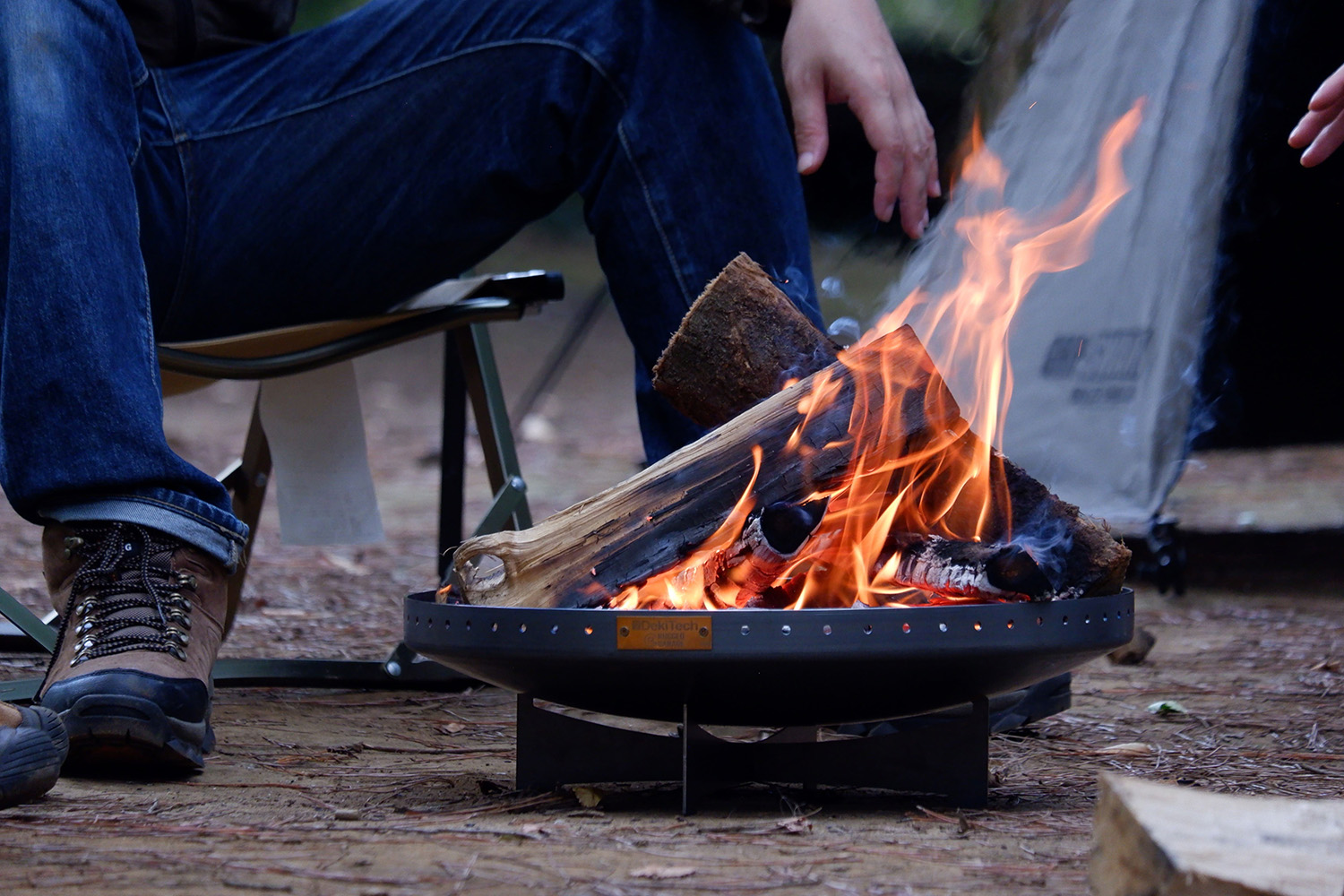 まるで直火のような焚き火台！ 職人集団DekiTechがつくる無骨で