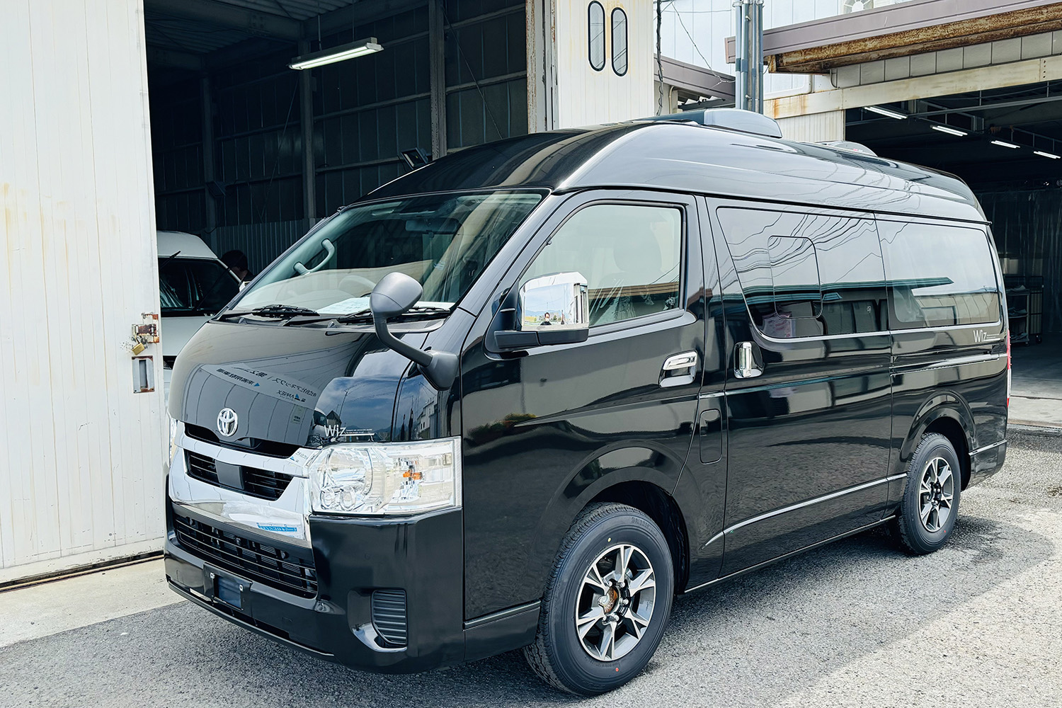 標準ボディながら装備充実！　ハイエースベースの新型キャンピングカー「Wizウォークスルー」がデビュー