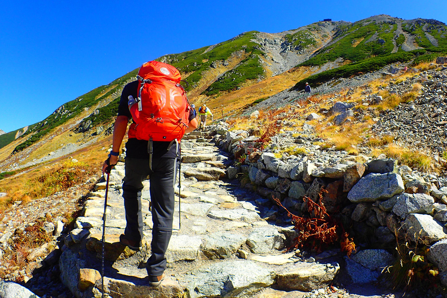 山道は靴底全体で地面をとらえる!?　登山時に疲れにくい歩き方の基本とは