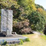 【画像】石碑に潜む森へ誘われる！　まるで絵画のような景色が広がる県下唯一のため池百選「亀池公園」を歩く 〜 画像1