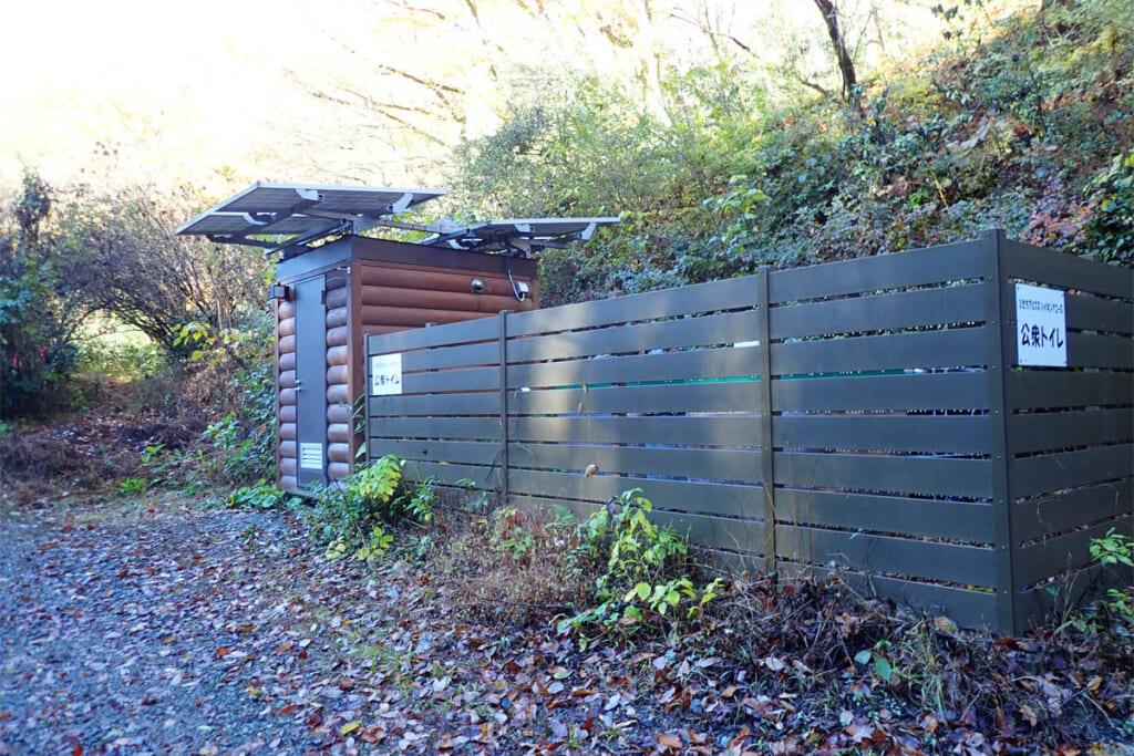 整備された登山口のトイレ