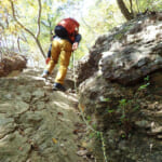 【画像】低山と侮るなかれ！　地元ハイカーに愛される吾妻山ハイクは岩場ありロープ場ありのプチスリリングな山行だった 〜 画像1