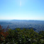 【画像】低山と侮るなかれ！　地元ハイカーに愛される吾妻山ハイクは岩場ありロープ場ありのプチスリリングな山行だった 〜 画像1