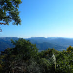 【画像】低山と侮るなかれ！　地元ハイカーに愛される吾妻山ハイクは岩場ありロープ場ありのプチスリリングな山行だった 〜 画像1