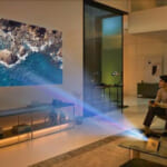 【画像】重量わずか1.49kg！　ミニマル4Kレーザープロジェクター「LG CineBeam Q」がキャンプシーンで主役級の存在感を放つ 〜 画像1