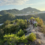 【画像】鉄人の足元からネコの山へ！　夜景を楽しむトワイライトハイキングを満喫 〜 画像1
