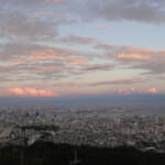 【画像】鉄人の足元からネコの山へ！　夜景を楽しむトワイライトハイキングを満喫 〜 画像1