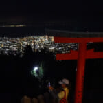 【画像】鉄人の足元からネコの山へ！　夜景を楽しむトワイライトハイキングを満喫 〜 画像1