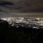 【画像】鉄人の足元からネコの山へ！　夜景を楽しむトワイライトハイキングを満喫 〜 画像1