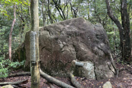 古寺山の山頂にある「清盛の涼み岩」。平清盛が腰かけて涼んだといわれる