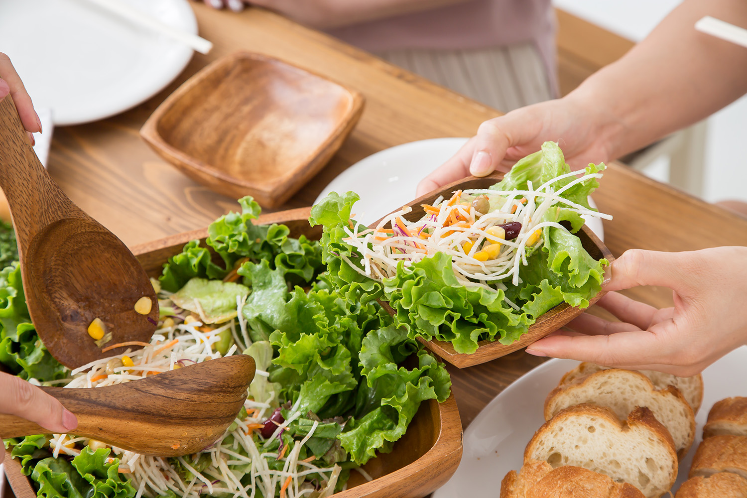 食器にこだわるだけでキャンプ飯が華やかになる？ アウトドアで使い