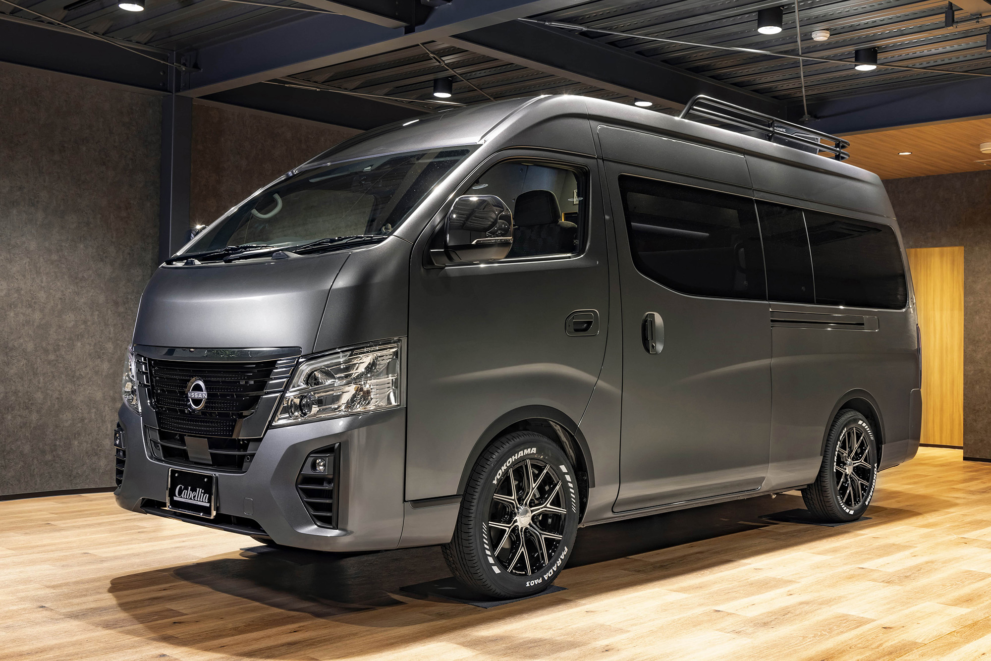 まるでラグジュアリーホテル！　日産キャラバンベースの「バンコンバージョン」がスタイリッシュ過ぎる