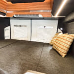 【画像】居住空間がステキ過ぎる！　「フィアット デュカト」のバンコンバージョンがモダンで機能的 〜 画像1