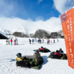 【画像】ゲレンデで「雪景色×こたつ」ってサイコー！ 　標高1200mの北尾根高原に「八方こたつカフェ」オープン 〜 画像1