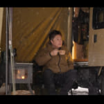 【画像】雪が舞う車中泊の極上ピザが絶品！　薪ストーブの炎の揺らめきで身も心もポカポカな「雪山車中泊ソロキャンプ」がガチ過ぎる 〜 画像1