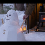 【画像】雪が舞う車中泊の極上ピザが絶品！　薪ストーブの炎の揺らめきで身も心もポカポカな「雪山車中泊ソロキャンプ」がガチ過ぎる 〜 画像1