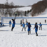 【画像】冬季五輪で競技採用を目指す！　雪上で繰り広げられる新競技「スノーバレーボール」のルールとその魅力とは 〜 画像1