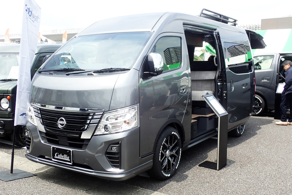 もはや走るマイホーム！　日産キャラバンベースのバンコンがラグジュアリーなくるま旅へ誘う