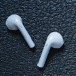 【画像】キャンプって自然を楽しむんじゃないの!?　キャンパーがアウトドアで「耳栓」や「イヤホン」を持ってく理由とは 〜 画像1