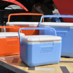 【画像】アウトドアチェアにタイヤがついた!?　コールマン渾身のアイデア商品「ワンマイルチェア」の機能がヤバ過ぎる 〜 画像1