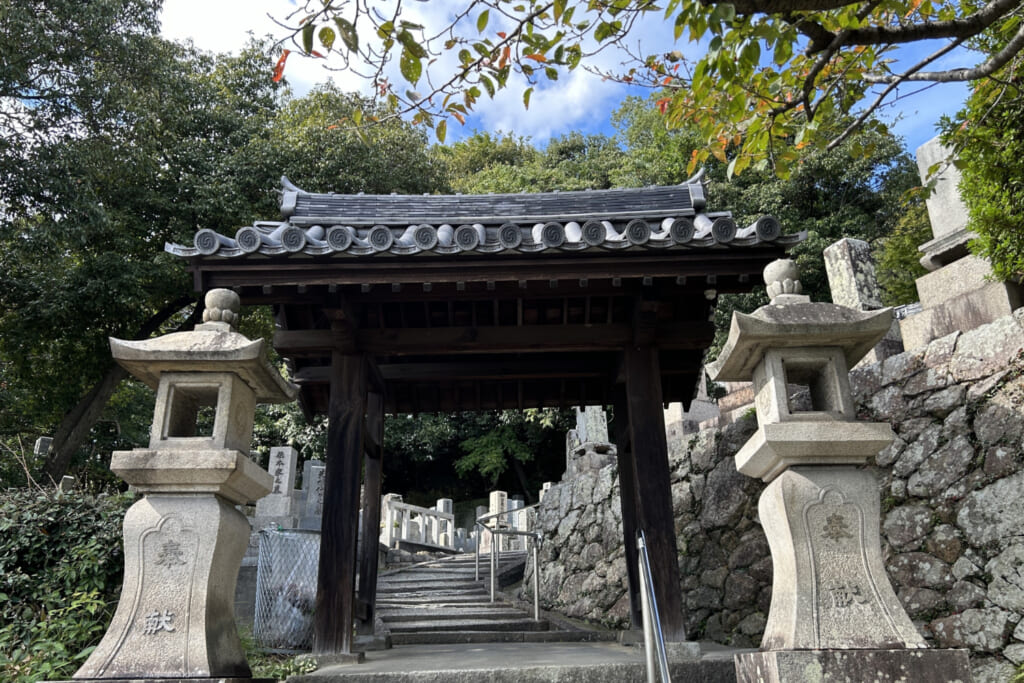 本徳寺の登山口