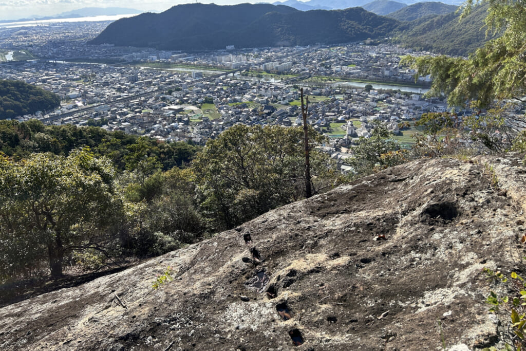 矢穴のある岩場