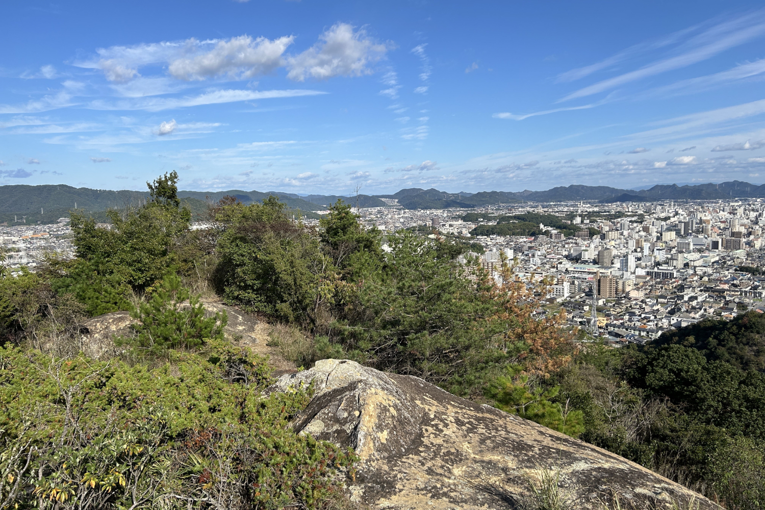 国宝「姫路城」が眺められる播州の低山へ！　播州平野に佇むお手軽ミニアルプス縦走を歩く