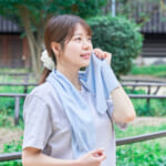 外で使用中／タオルで首を冷やす