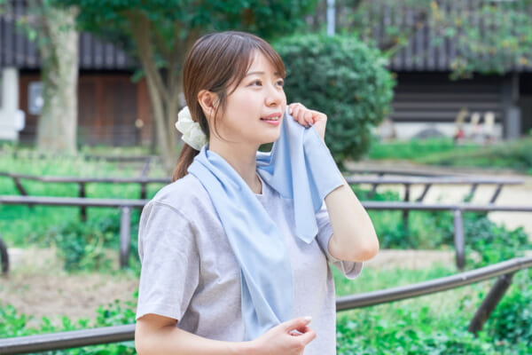 外で使用中／タオルで首を冷やす