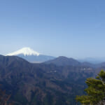 【画像】熊が噛み千切った？　スチール製道標破壊に思わずすくむ山梨百名山「今倉山」＆山名ロマンな「二十六夜山」ハイクで秀麗富士の絶景を堪能 〜 画像1