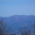 【画像】熊が噛み千切った？　スチール製道標破壊に思わずすくむ山梨百名山「今倉山」＆山名ロマンな「二十六夜山」ハイクで秀麗富士の絶景を堪能 〜 画像1