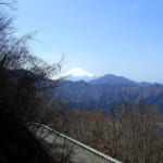 【画像】熊が噛み千切った？　スチール製道標破壊に思わずすくむ山梨百名山「今倉山」＆山名ロマンな「二十六夜山」ハイクで秀麗富士の絶景を堪能 〜 画像1