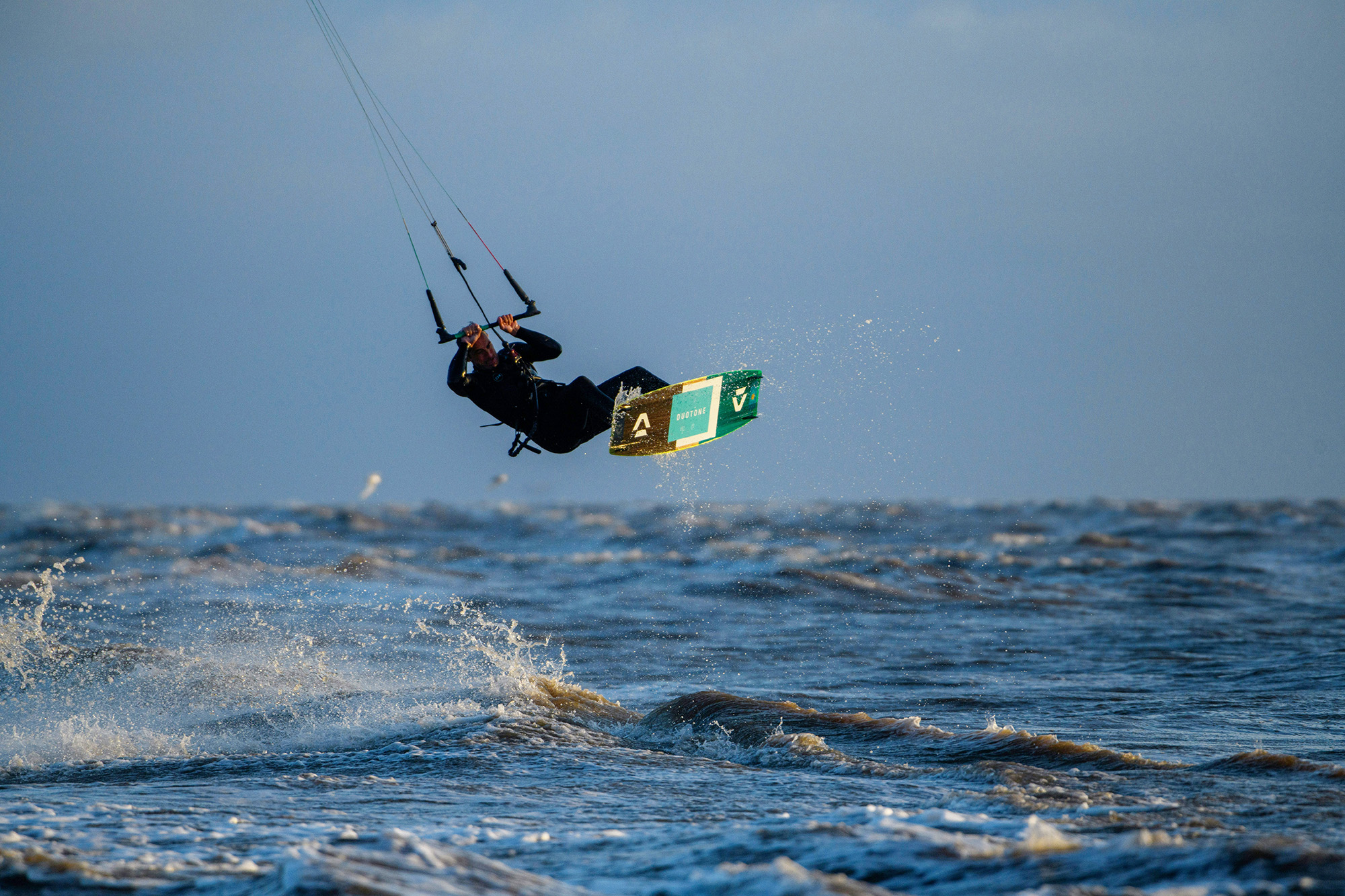 風を捉えるダイナミックなアクティビティ！ 凧を使って楽しむ「カイト